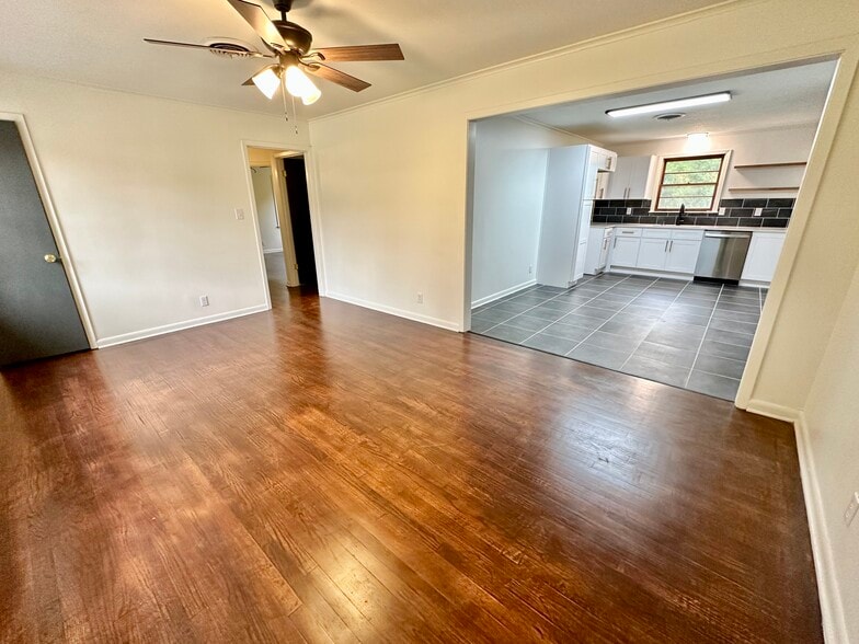 Living - 913 Lynden Blvd