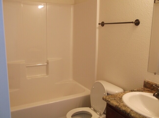 Building Photo - 3 BED 2.5 BATH SADDLE RIDGE TOWNHOUSE