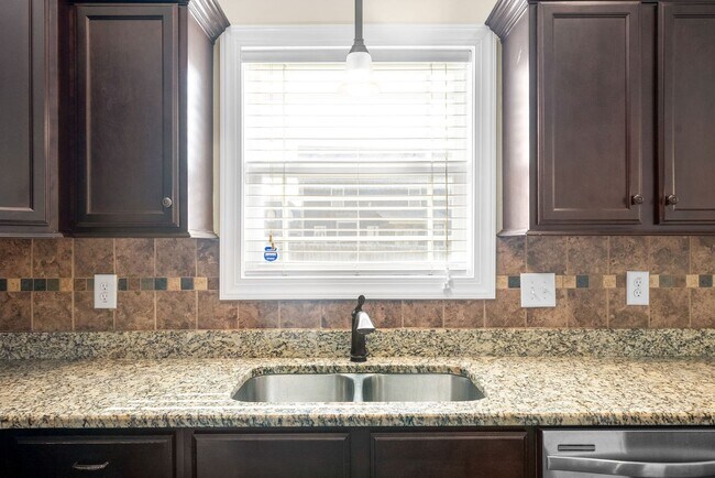Building Photo - Pet Friendly Four Bedroom with Bonus!