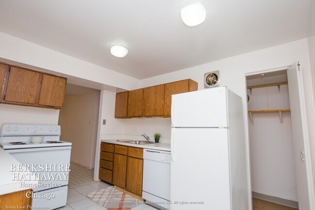 Building Photo - 3456 N Elaine Pl