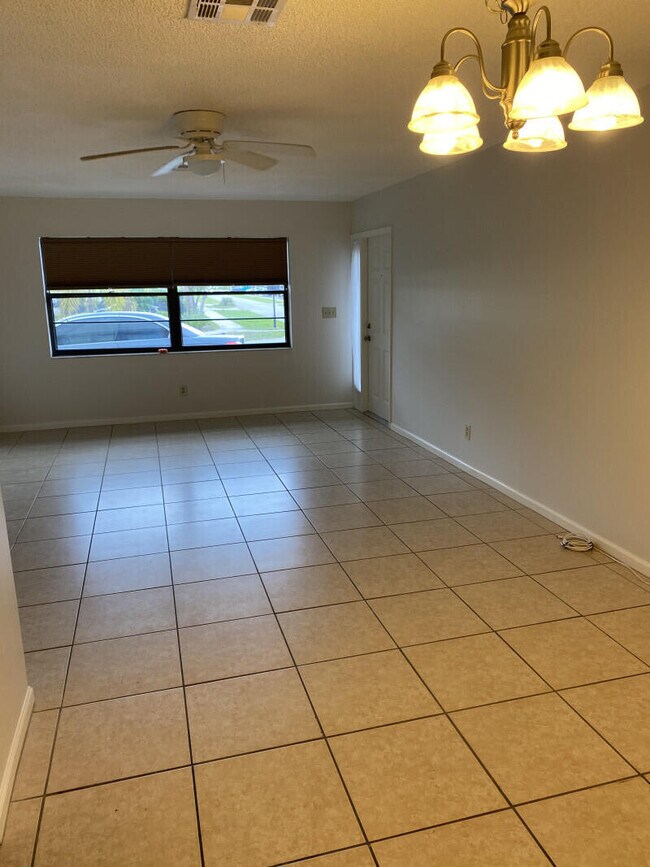 Building Photo - 201 Castlewood Dr