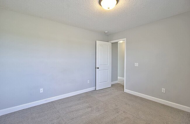 Building Photo - 566 Burke Dr