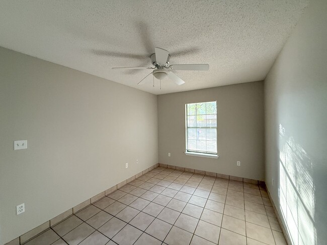 Building Photo - 2 bedroom 2 bath duplex available for rent in Milton!