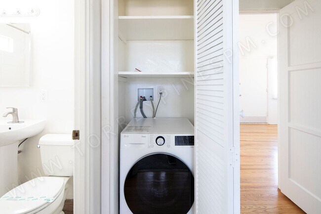 Building Photo - Bright 2 BR in Great Pacific Beach Locatio...