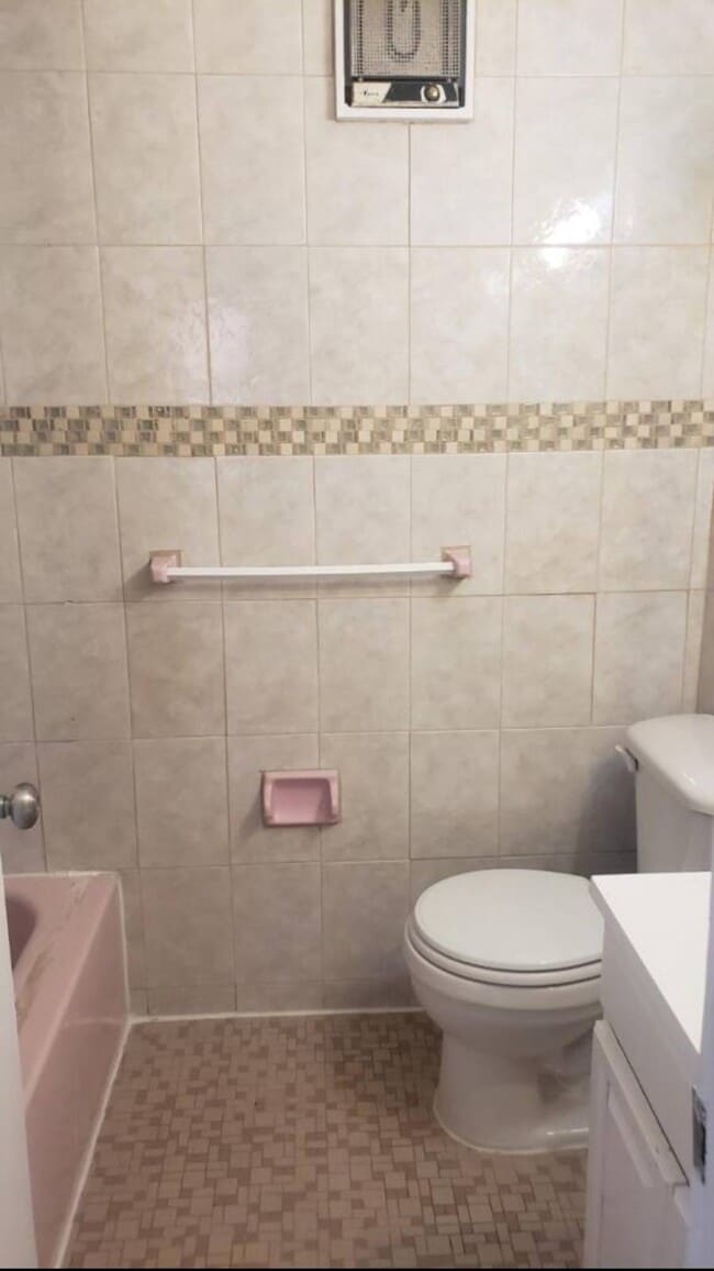 Building Photo - 530 Throgs Neck Expy