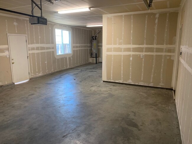 Building Photo - Newer Home in Great Location