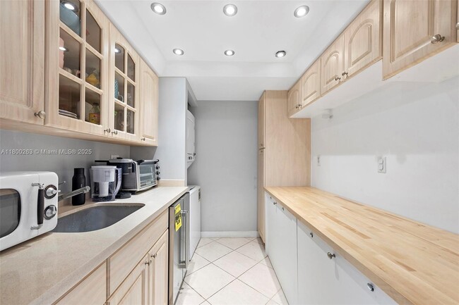 Building Photo - 520 Brickell Key Dr