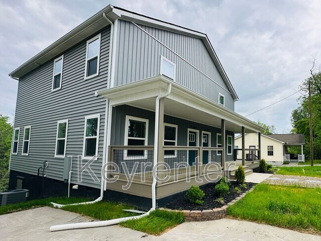Building Photo - 2707 Summit Ave