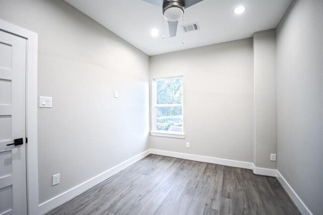 Building Photo - 2413 Glen Ln