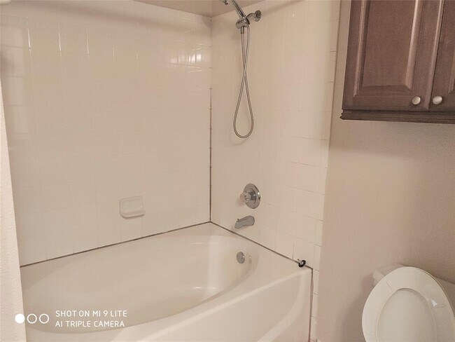 Building Photo - 2255 Braeswood Park Dr