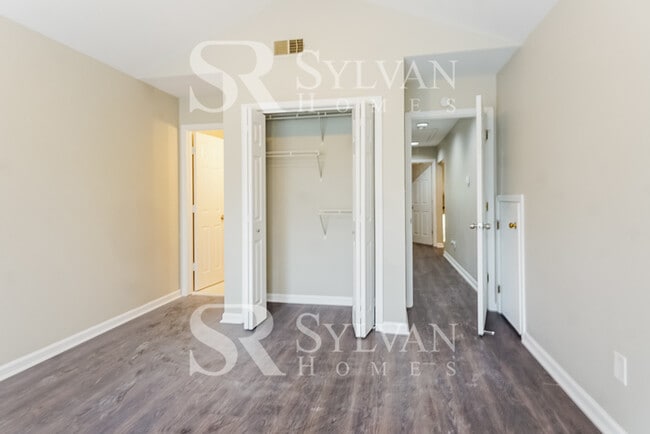Building Photo - Your dream home awaits