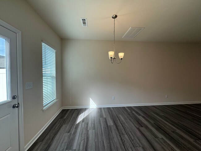 Building Photo - Stunning 3BR 2.5BA Townhome in Jamestown