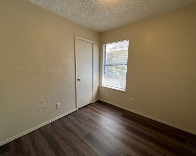 Building Photo - 3 Bedroom duplex!!