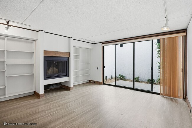 Building Photo - DOWNTOWN ~ Luxury Gene Leedy Townhouse ~ with Community Pool