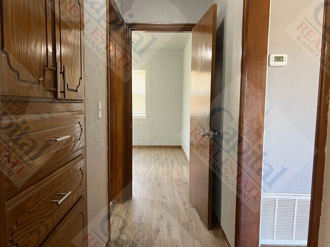 Building Photo - Charming 2 Bedroom