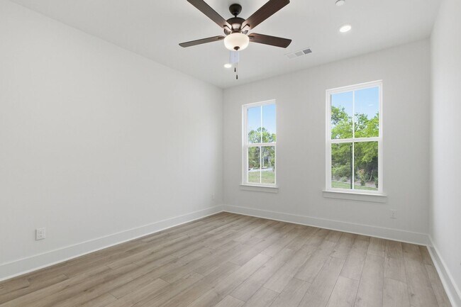 Building Photo - NOW AVAILABLE AT NEARWATER!!