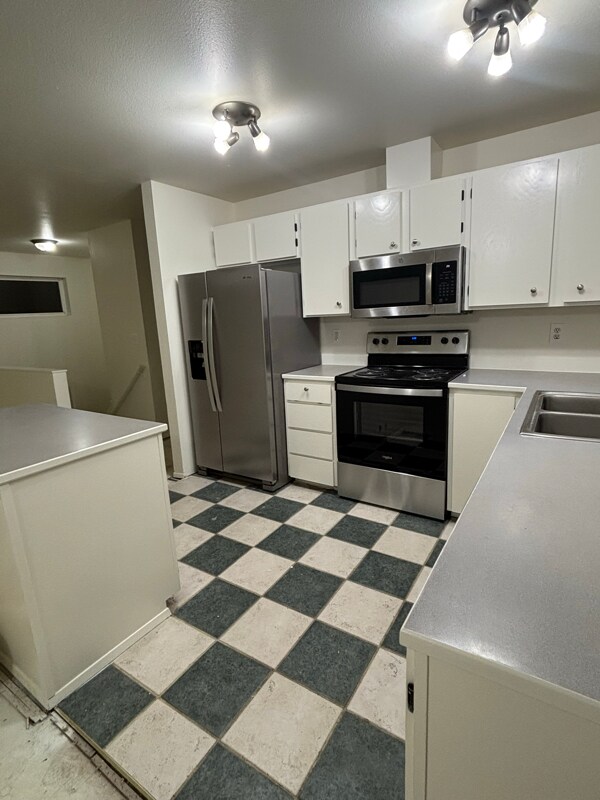 Building Photo - 638 Main St