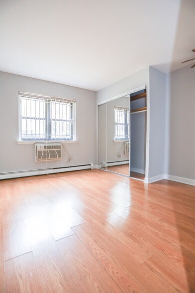 Building Photo - 2835 N Cambridge Ave