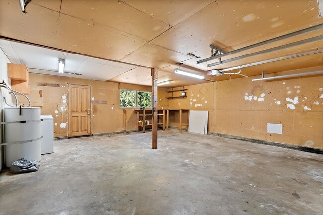 Building Photo - 3 Bed 2 Bath Fully Fenced Split Level Lake...