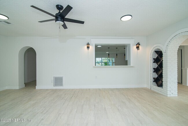 Building Photo - 111 Zoratoa Ave