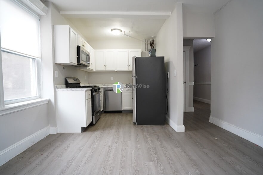 Building Photo - 368 Riverway