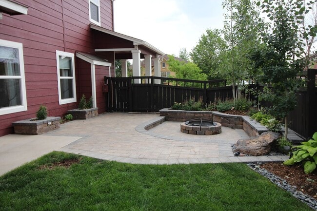 Building Photo - Beautiful 3bdrm 3bath home in Gold Hill Mesa