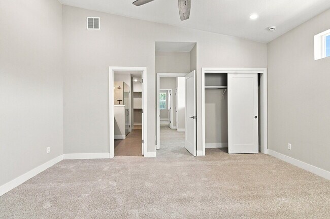 Building Photo - $3,740.95 - 4 bed, 3.5 bath Updated Townhome in Englewood!