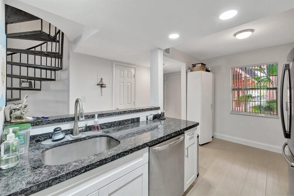 Building Photo - 640 Tennis Club Dr