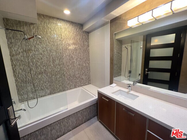 Building Photo - 6425 Weidlake Dr