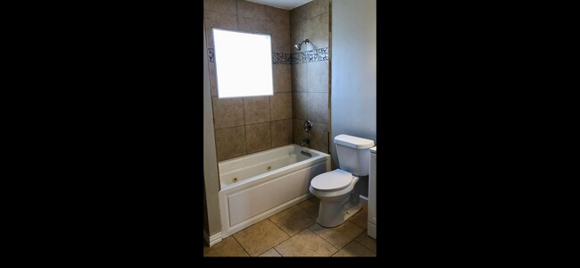 Building Photo - 404 E 47th St