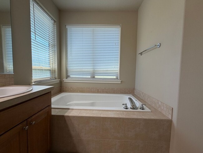 Building Photo - Inviting 3 Bed/2.5bath Corner lot