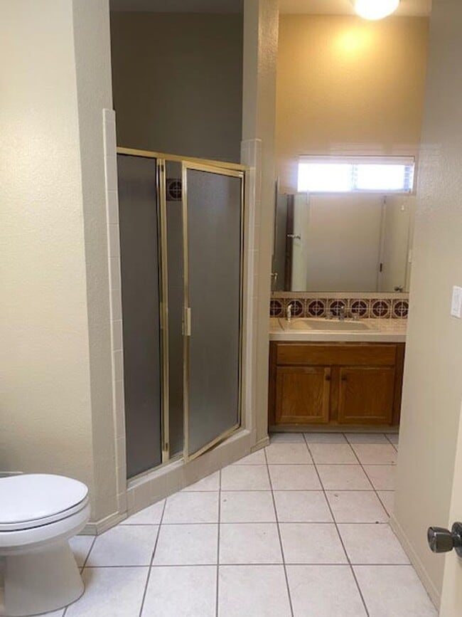 Building Photo - Cute townhome conveniently located in Nort...