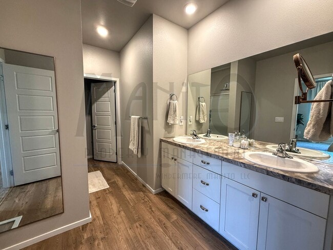 Building Photo - Stunning Windhaven Home