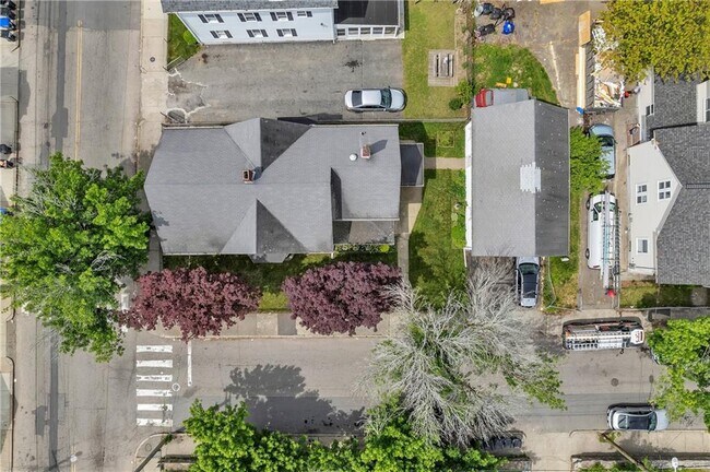 Building Photo - 585 Plainfield St