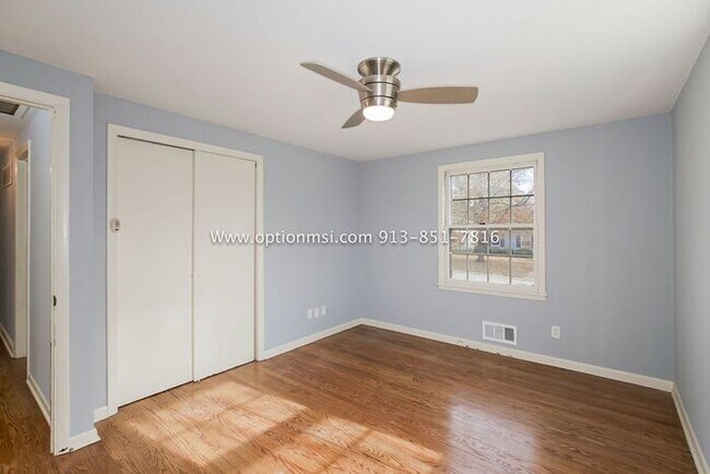 Building Photo - Ready for immediate move-in!