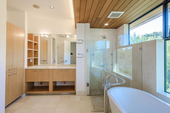 Building Photo - 2510 Skyfarm Dr