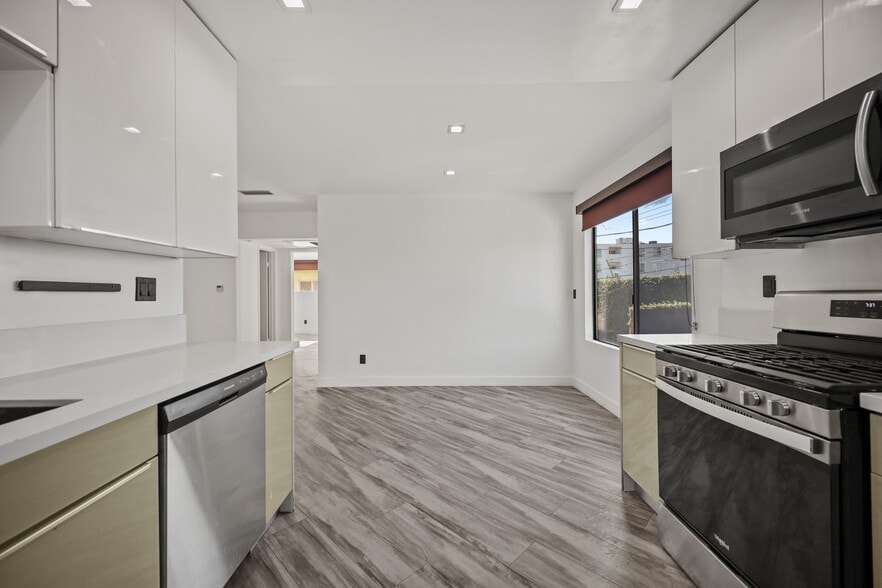 Building Photo - 955 N. Oxford Ave.