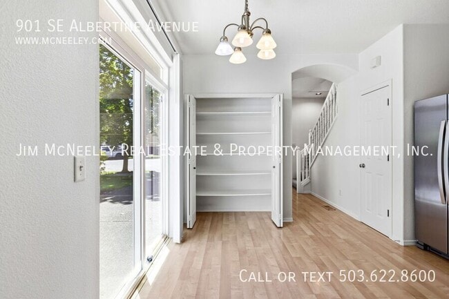 Building Photo - 901 SE Albertine St