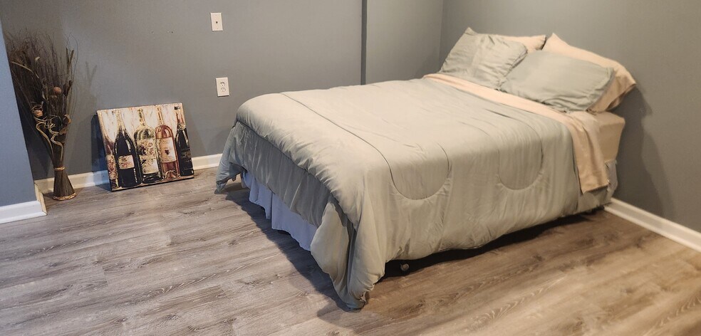 Building Photo - 1005 30th St SE