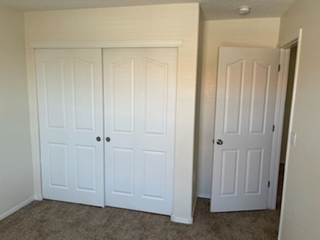 Building Photo - 3 bedroom 2.5 bathroom Townhome