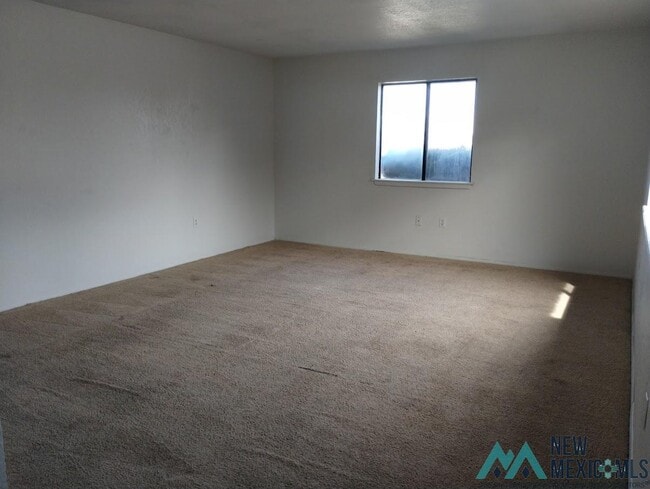 Building Photo - 1012 S Saddler St