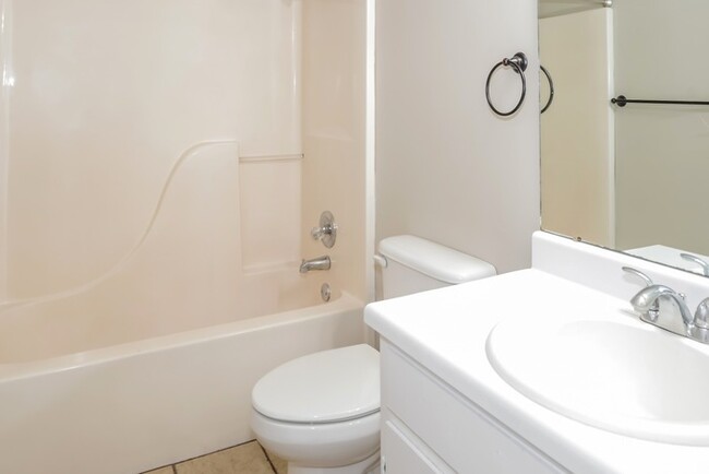 Building Photo - Charming 3 Bedroom Home!