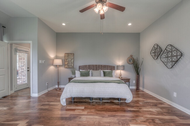 Master bedroom - 323 Arbor Ridge Ln