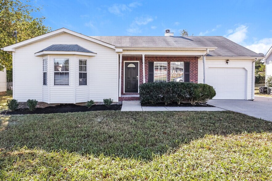 Primary Photo - 610 E Lake Cove