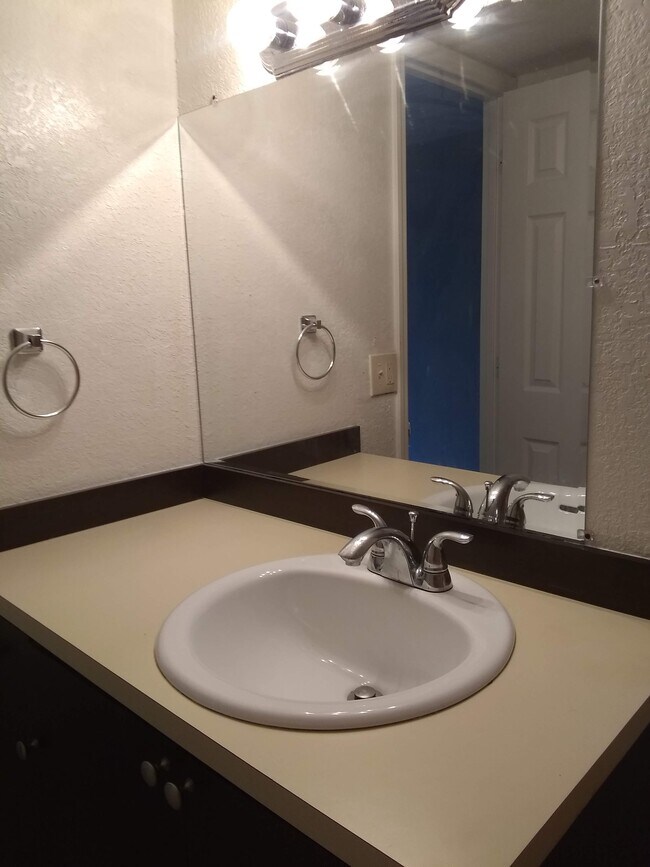 The guest Bath - 405 Executive Center Dr