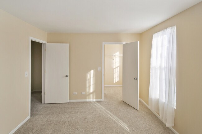 Building Photo - 924 Symphony Dr