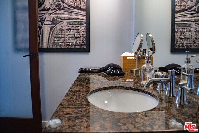 Building Photo - 460 S Spring St