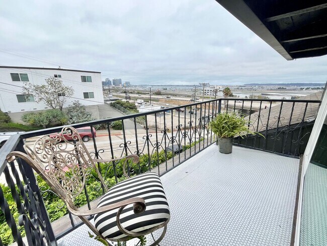 Building Photo - Upstairs 2 Bedroom Apartment with Arched D...