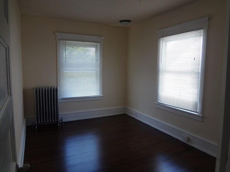 Building Photo - 2 N Austin Ave