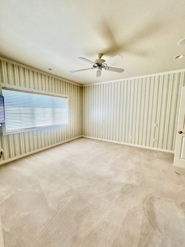 Building Photo - 560 E Maberry Dr